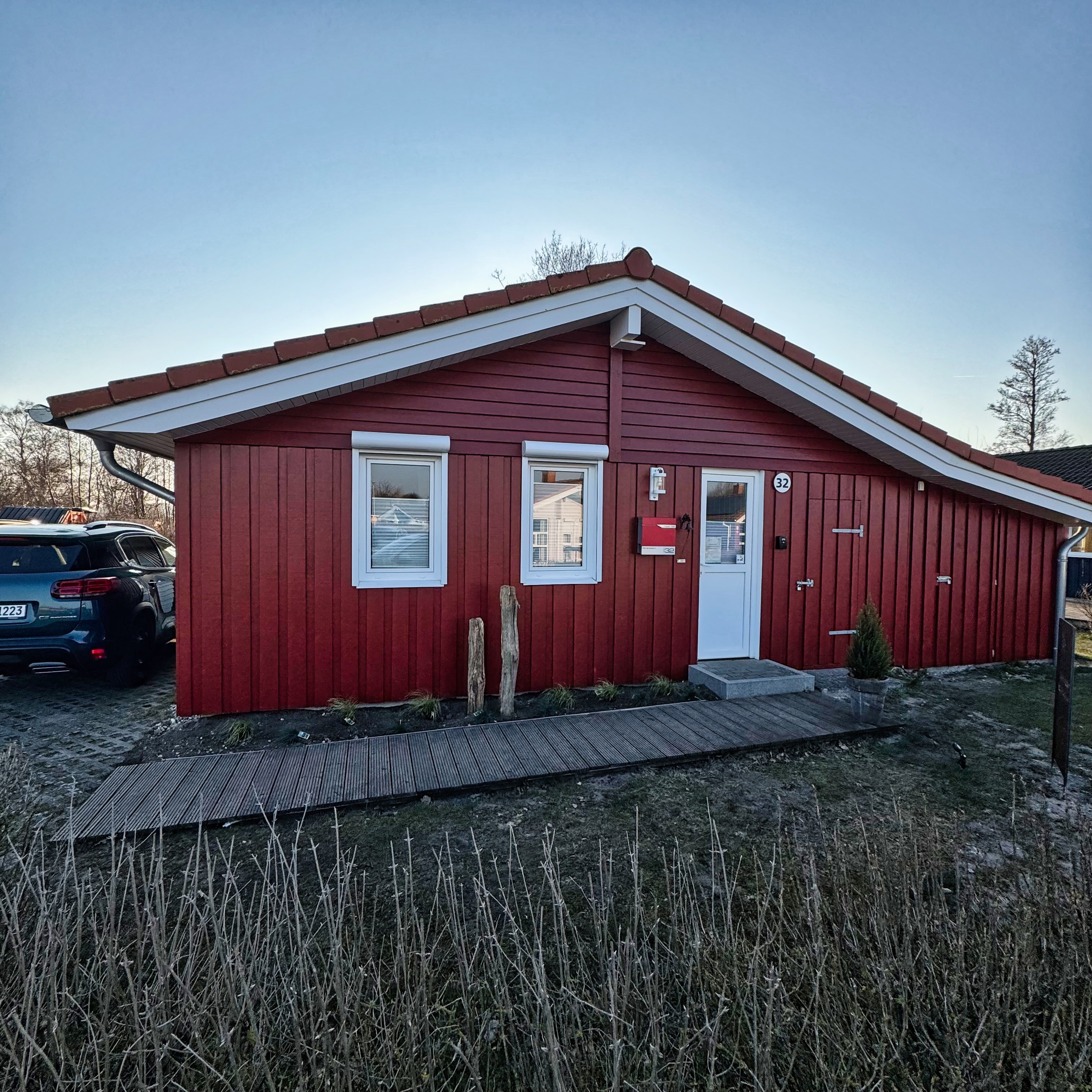 Hygge-Hus mit offenen Fenstern zum Garten