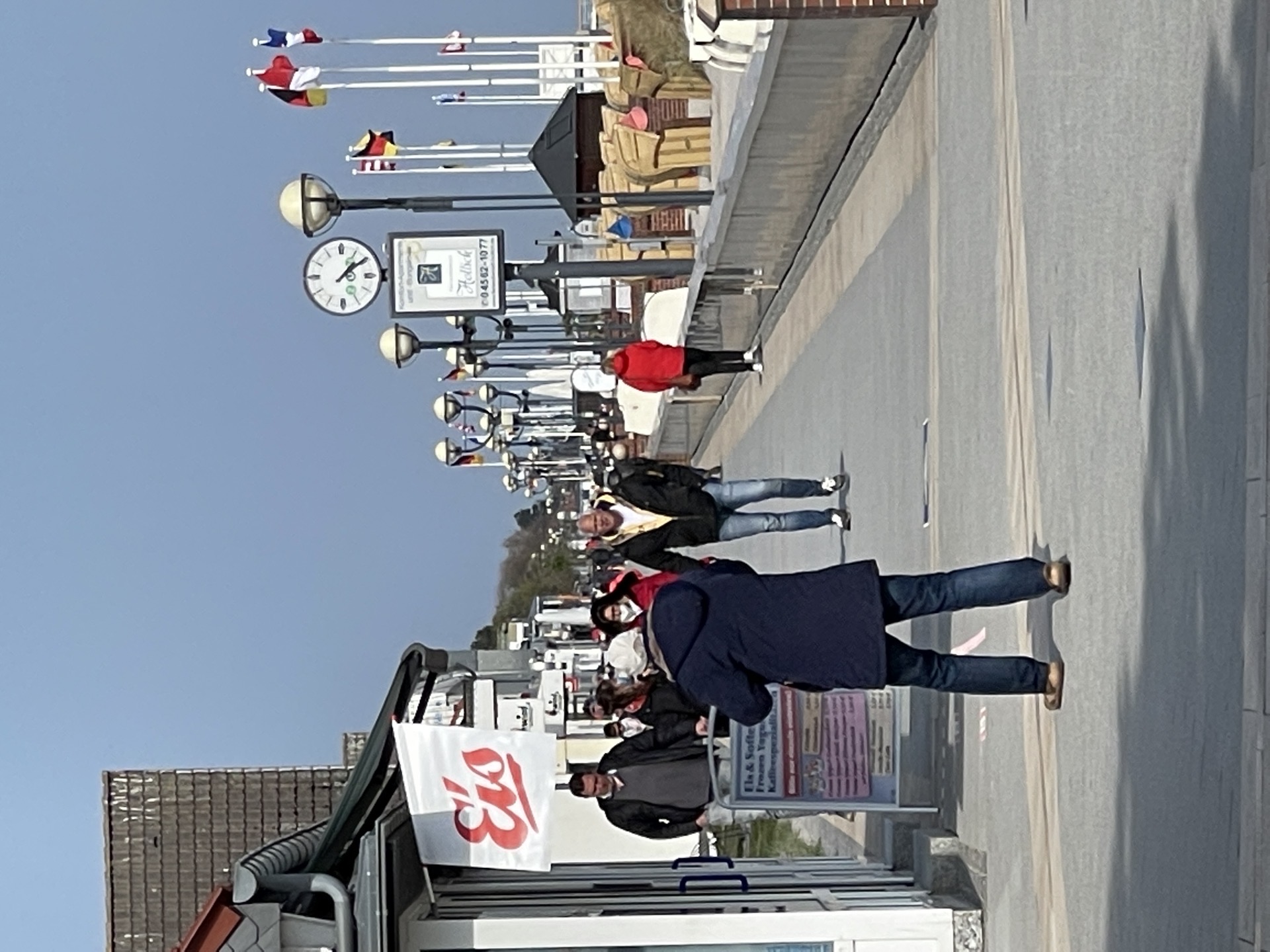 Belebte Strandpromenade in Grömitz mit Geschäften und Cafés
