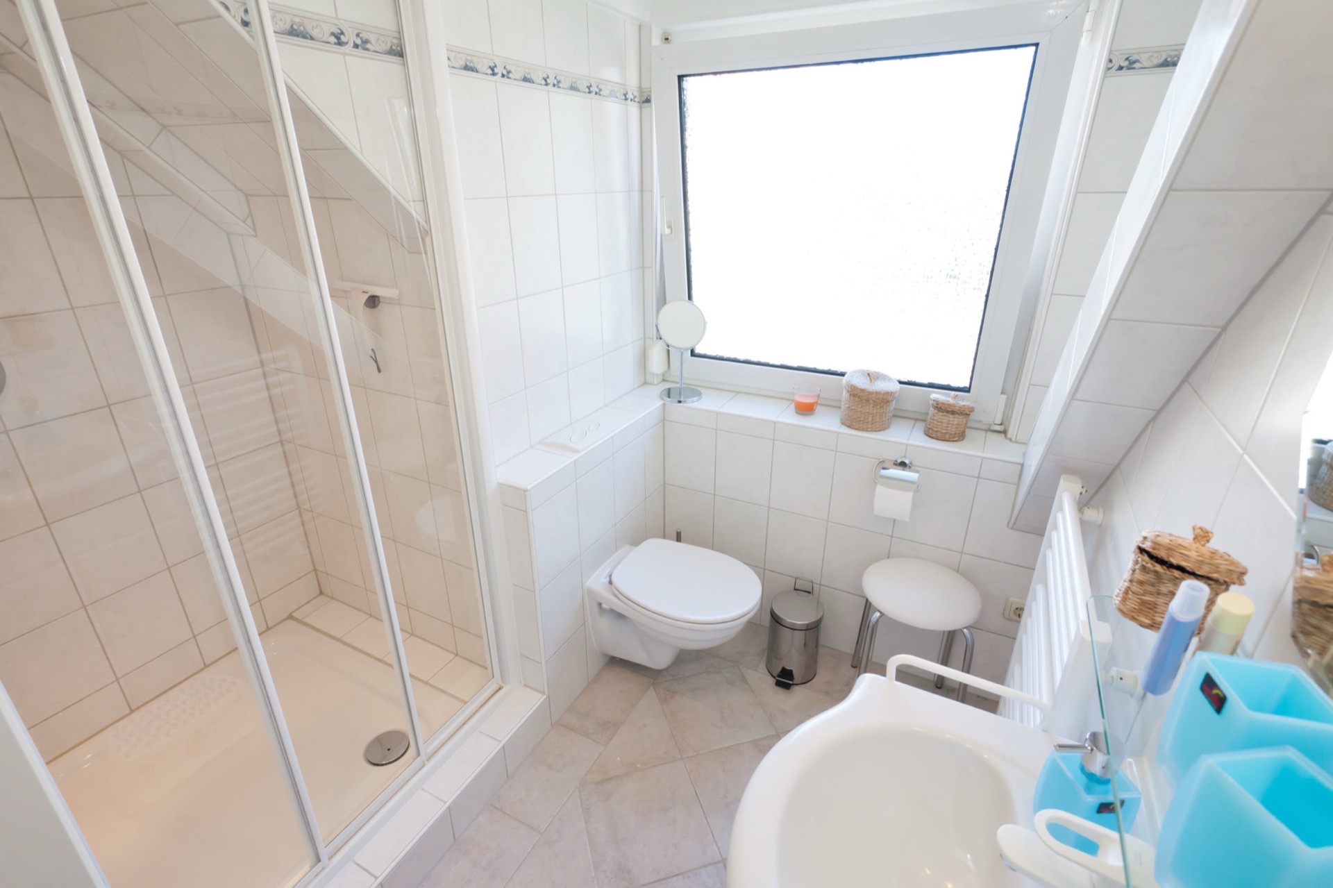 Geräumiger Wohnbereich mit Parkettboden