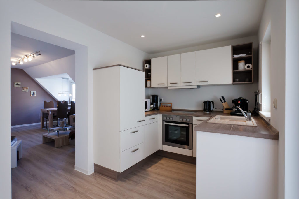 Großes Badezimmer mit Badewanne