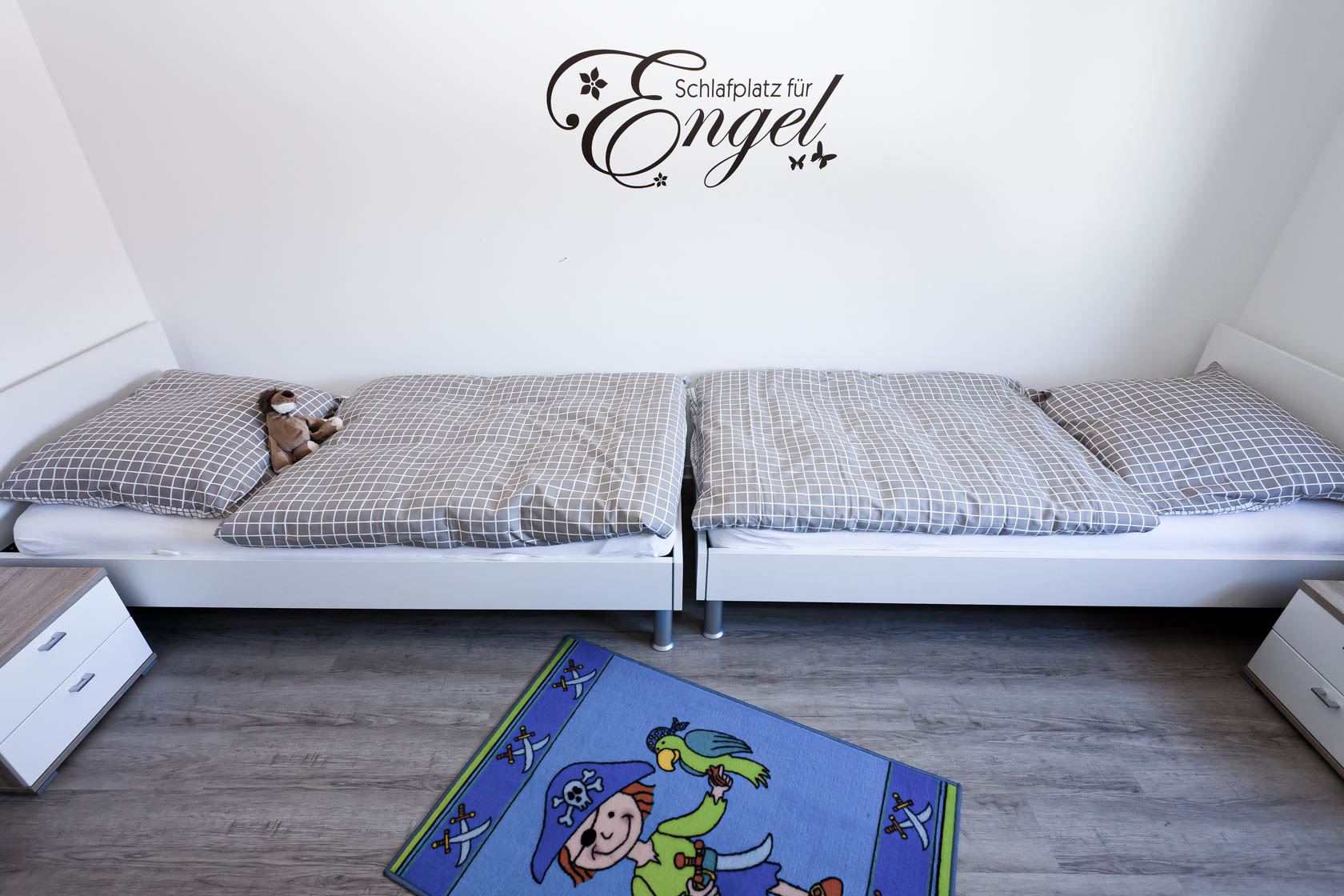 Kinderzimmer mit zwei Betten Seeblick