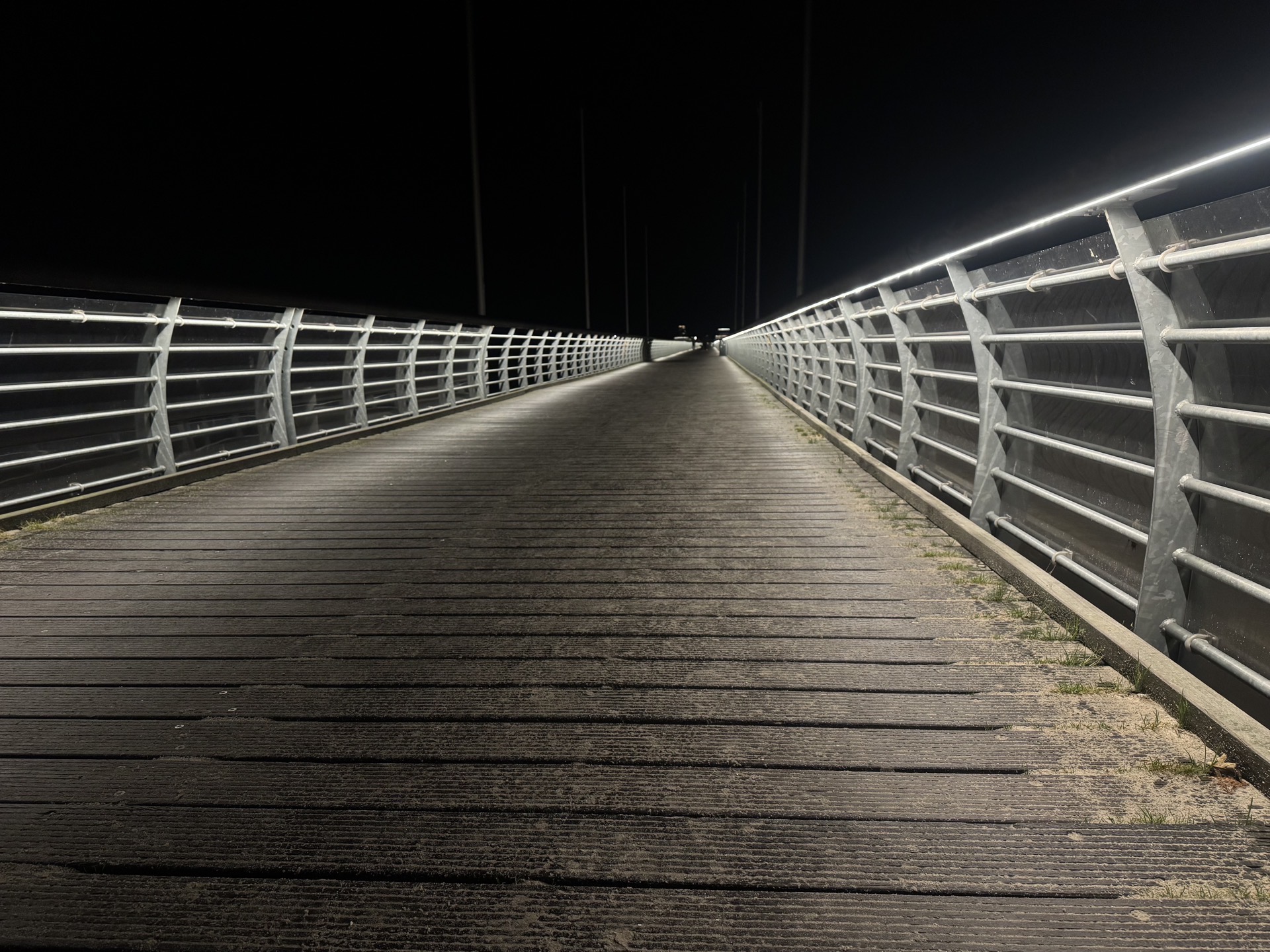 Beleuchtete Seebrücke in Grömitz bei Nacht