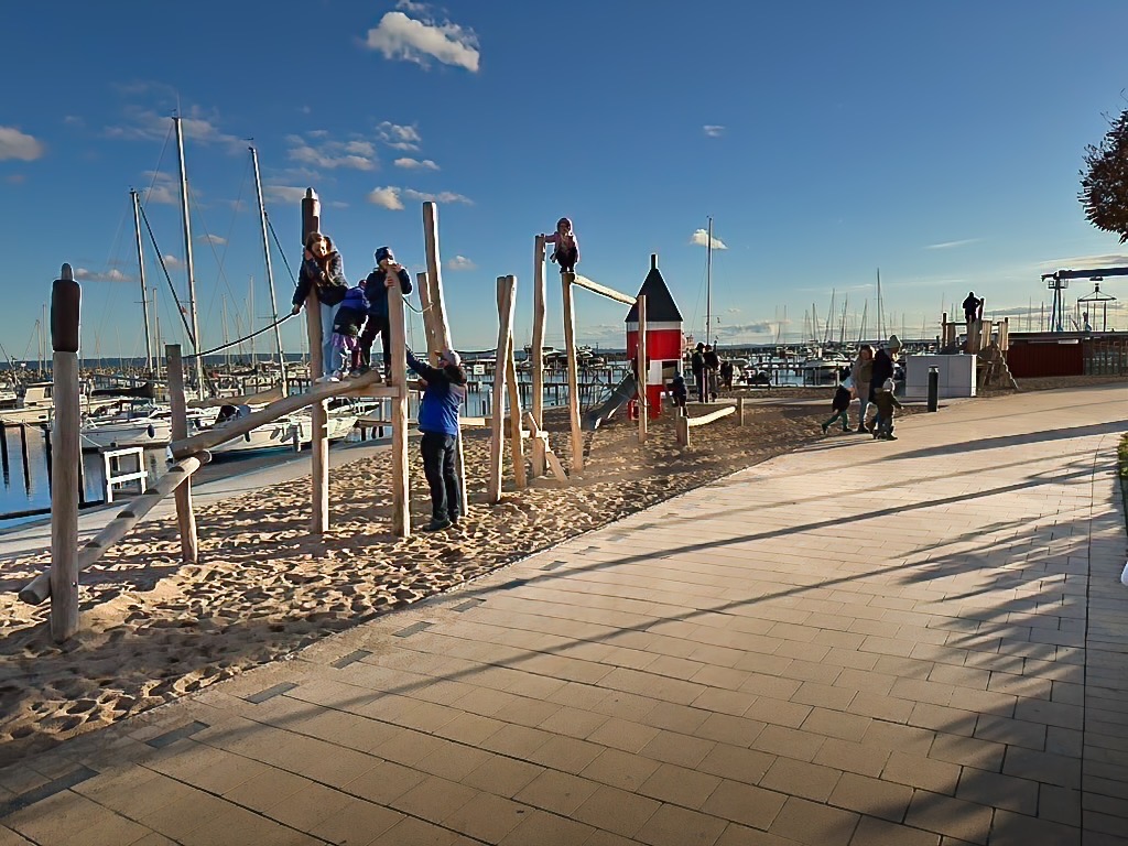 Abenteuer auf dem Spielplatz in Grömitz