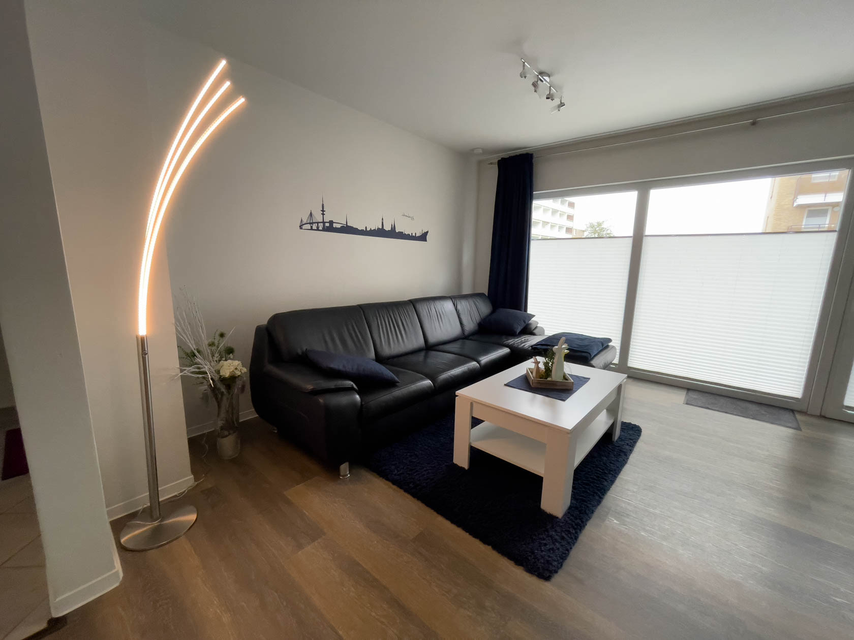 Terrasse mit windgeschütztem Strandkorb