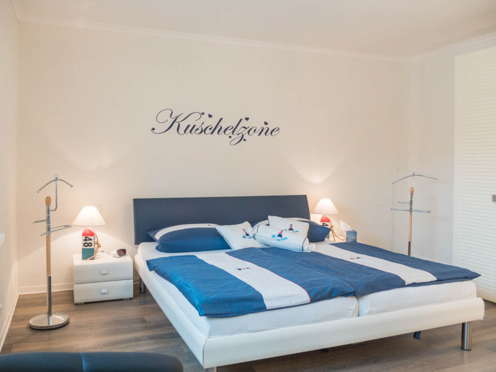 Komfortables Schlafzimmer mit Doppelbett